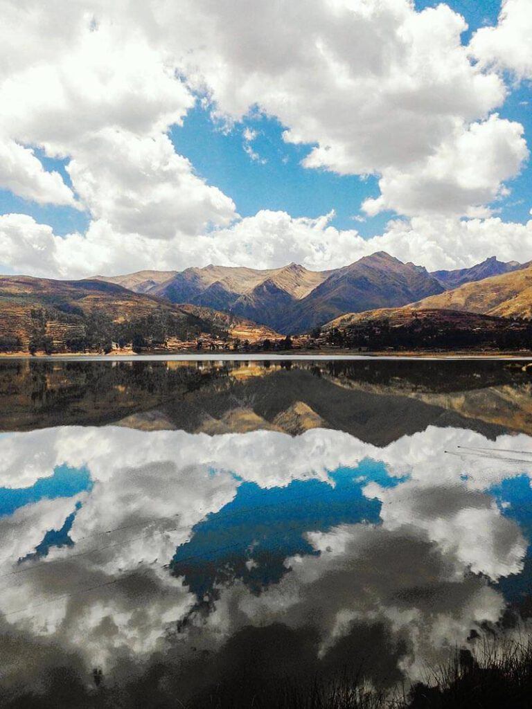 Landschaft mit Bergen und klarem Bergsee, Symbol für Coaching für Persönlichkeitsentwicklung in Berlin und online