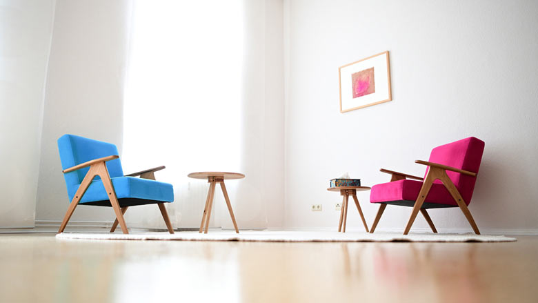 Heller Therapie-Raum mit bequemen Stühlen, Setting für Psychotherapie, als weiteres Angebot von Katharina Treder