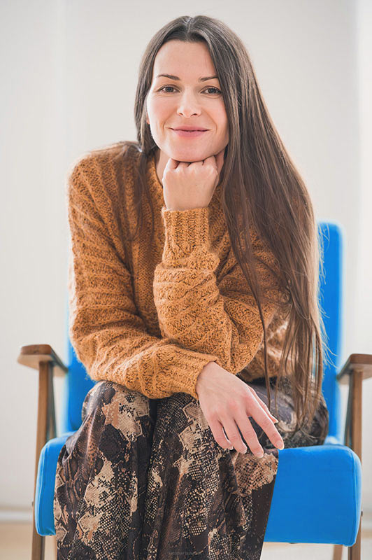 Porträt von Katharina Treder, die Online-Therapie für Privat-Zahlende anbietet